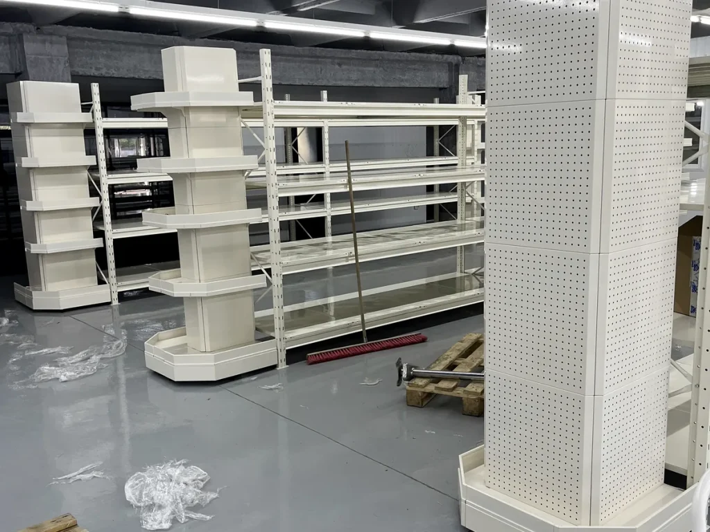 Готові білі торгові стелажі з перфорованими металевими панелями
