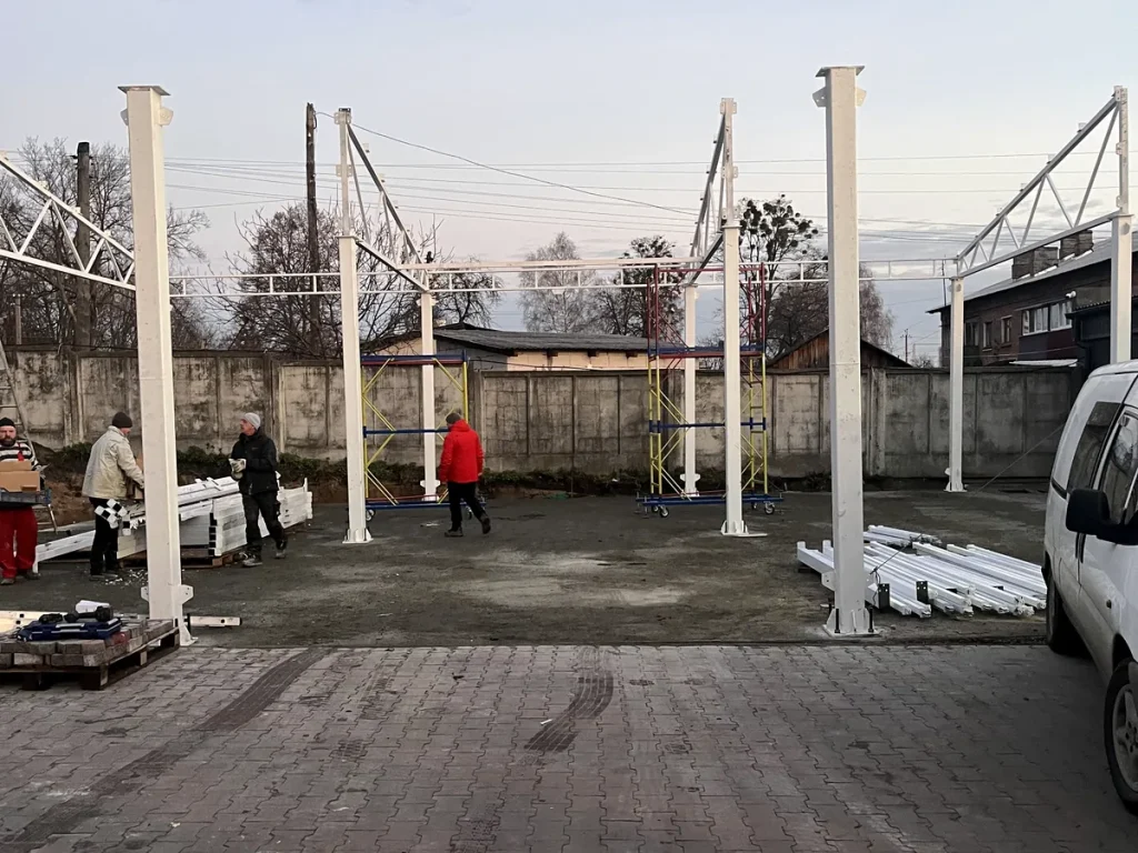 Монтаж пофарбованих колон і ферм зі сталевого профілю на майданчику
