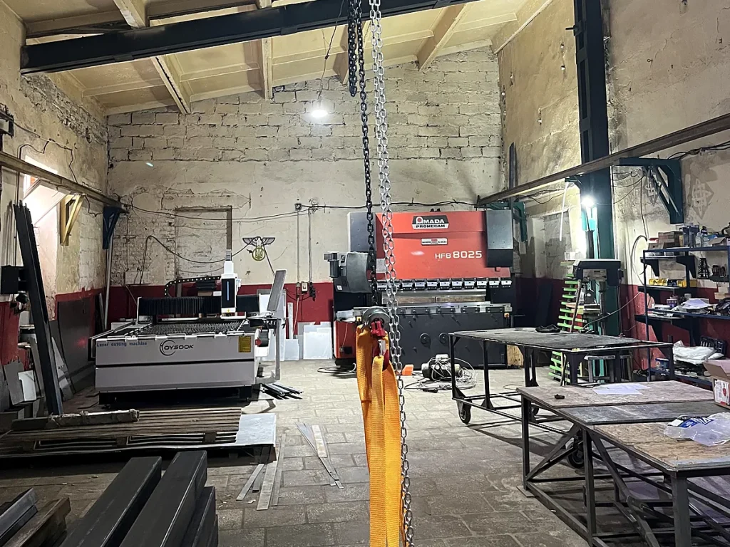 Листозгинальний прес AMADA HFB 8025 у виробничому цеху